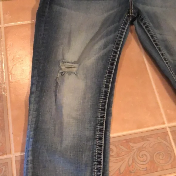 EUC Miss Me Distressed Jeans - Picture 8 of 8